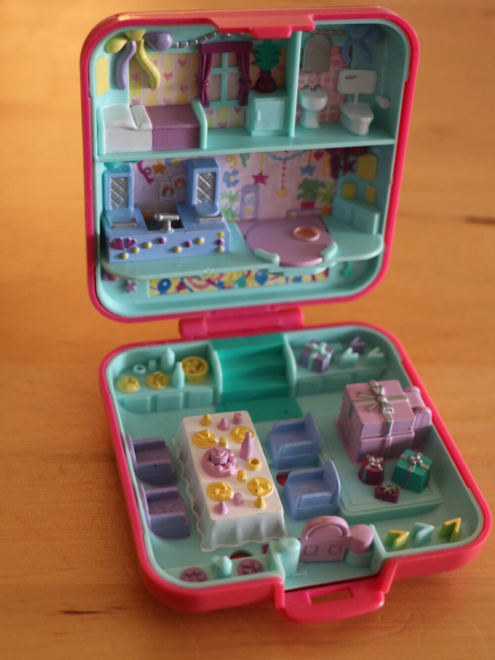 Vintage Polly Pocket Birthday Party Compact 1989